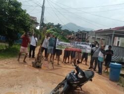 Tanam Pisang di Tengah Jalan, Warga Desa Mangkol Protes Janji Pengaspalan yang Tak Terealisasi